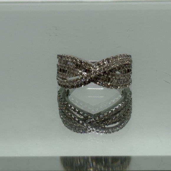 10k White Gold & 1.00 Ct Diamond Designer Ring with Pavé Setting - Picture 4 of 5